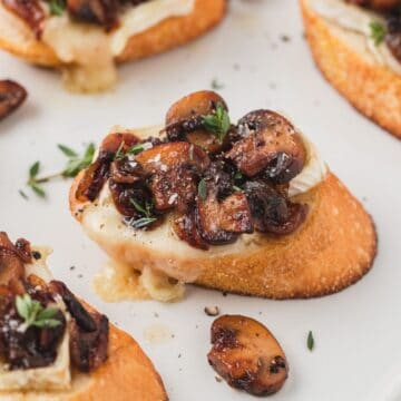 close up of mushroom brie crostini