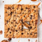 close up of brown butter turtle blondies.
