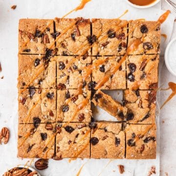 close up of brown butter turtle blondies.