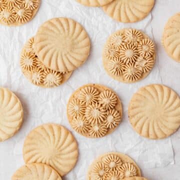 close up of brown butter maple sandwich cookies.