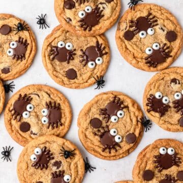 close up of spider pumpkin chocolate chip cookies.