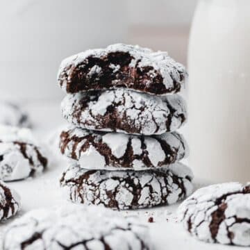 close up of espresso crinkle cookies.