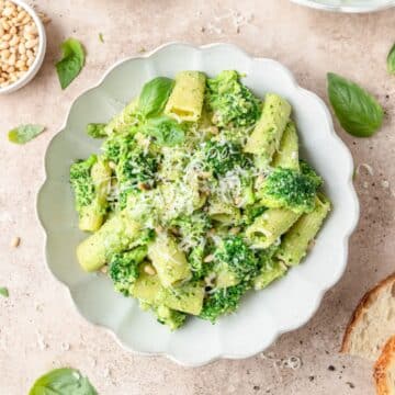 close up of creamy broccoli pesto pasta.