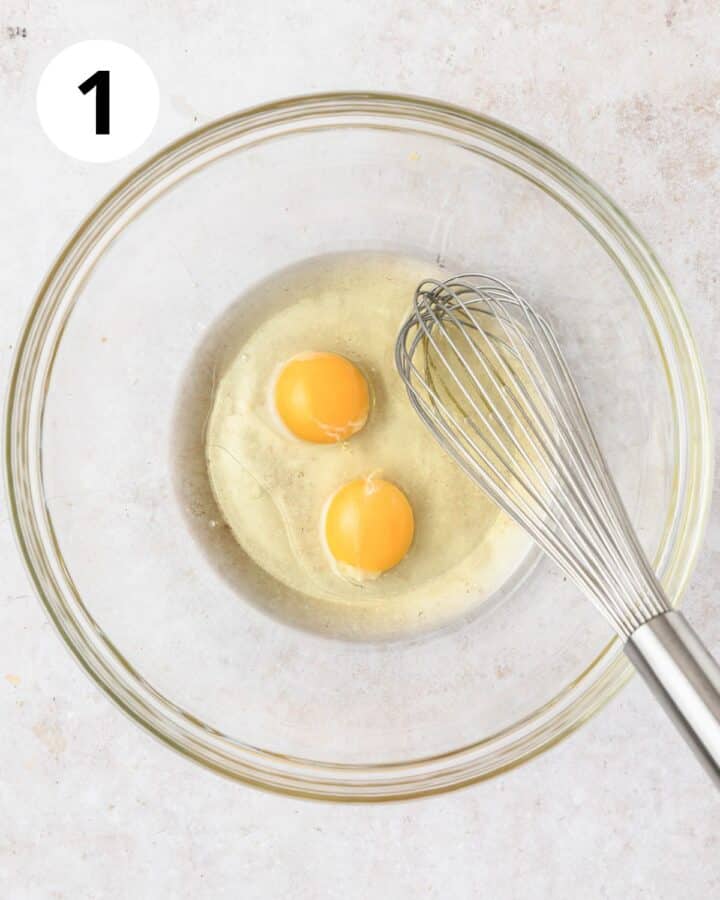 vegetable oil and eggs in bowl.