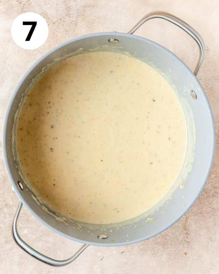 using immersion blender to blend cauliflower soup.